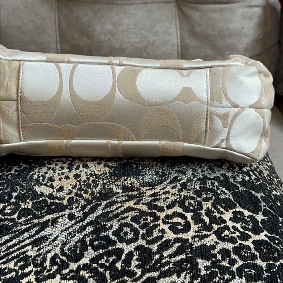 Coach Cream Shoulder Bag - Picture 15 of 16